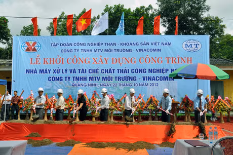 Các đại biểu tham gia khởi công dự án.