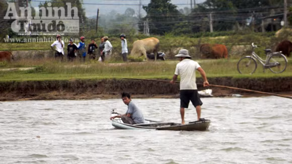  Khu vực sông Thoa xảy ra lật xuồng làm chết ba ông cháu.