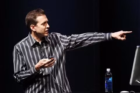 Forstall cũng bị một số nhân viên Apple đánh giá là tài năng nhưng hiếu chiến và khắc nghiệt.
