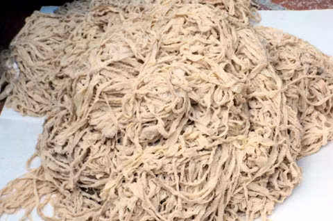"Ngộp thở, rợn người" nhìn lòng lợn bốc mùi