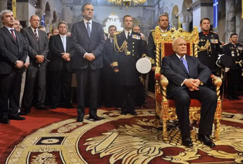 Tổng thống Hy Lạp (ngồi) tại lễ kỷ niệm ở thành phố miền Bắc Thessaloniki (Ảnh: Reuters)