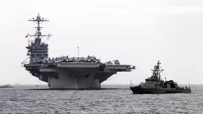 Ngày 25-10, chỉ huy tàu sân bay USS George Washington Gregory Fenton nhấn mạnh sự hiện diện của hải quân Mỹ ở châu Á giúp bảo vệ sự tự do đi lại trên biển. Trong ảnh: tàu USS George Washington đậu tại vịnh Manila (Philippines) ngày 24-10 - Ảnh: Reuters