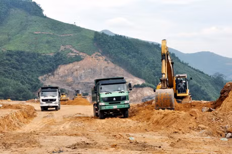 Hiện gói thầu này nhà thầu thi công được 90.000/157.000m3, đắp được đất k95 được khoảng 100.000/623.515m3.