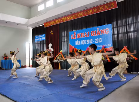 Các em học sinh của Trường TDTT biểu diễn môn võ Wushu tại lễ khai giảng.