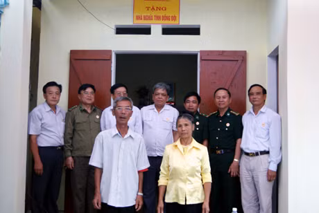 Hội CCB TX Quảng Yên trao nhà “nghĩa tình đồng đội” cho gia đình hội viên Vũ Tiến Liên có hoàn cảnh khó khăn ở khu Thống Nhất I, phường Tân An, (TX Quảng Yên). Ảnh: NGUYÊN CƯỜNG (MTTQ tỉnh)
