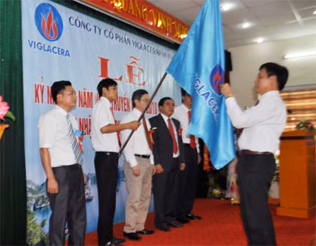 Đồng chí Trần Xuân Cương, Ủy viên Thường trực HĐND tỉnh trao Huân chương Lao động hạng Nhì cho tập thể CBCNV-LĐ Công ty.