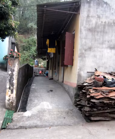 Khu nhà trọ này thậm chí còn không có cổng. (Ảnh chụp tại tổ 7, khu 10, phường Bãi Cháy, TP Hạ Long)