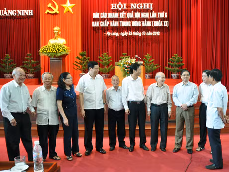 Lãnh đạo tỉnh trao đổi với cán bộ nguyên là lãnh đạo tỉnh về nội dung kết quả Hội nghị lần thứ 6