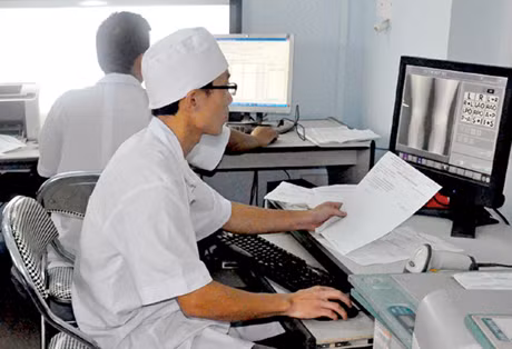 Ảnh chụp X. Quang của bệnh nhân được các bác sĩ, kỹ thuật viên Khoa chẩn đoán hình ảnh truyền tải lên mạng để chuyển đến các khoa khám bệnh.