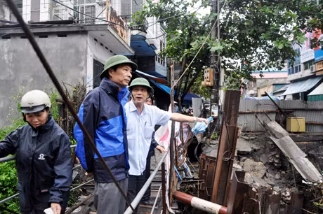 Đồng chí Nguyễn Văn Đọc kiêm tra việc thi công cầu qua suối lộ phong.