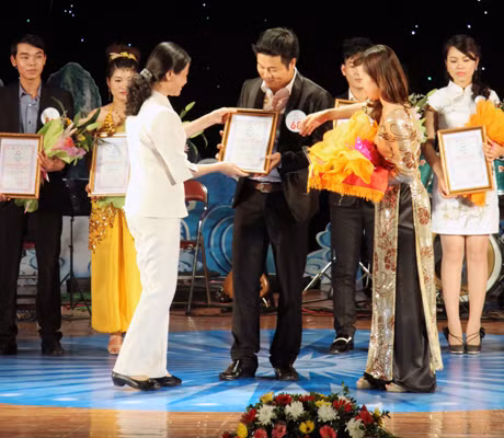 Đồng chí Đỗ Thị Hoàng, Phó Bí thư Thường trực Tỉnh uỷ, trao Bằng chứng nhận thí sinh đoạt giải Nhất cuộc thi Tiếng hát hữu nghị Việt - Trung khu vực miền núi, trung du và duyên hải miền Bắc - 2012 cho Đinh Văn Lương.