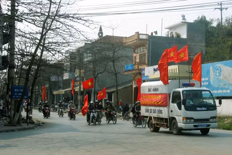 Các lực lượng chức năng huyện Hoành Bồ xuống đường tuyên truyền phòng chống ma tuý, HIV.