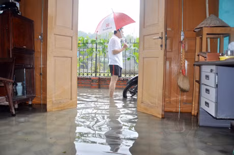 Khu 4 phường Yết Kiêu nước ngập tràn vào nhà dân.