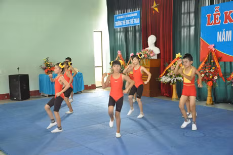 Tiết mục biểu diễn Arobic của các em học sinh nhà trường