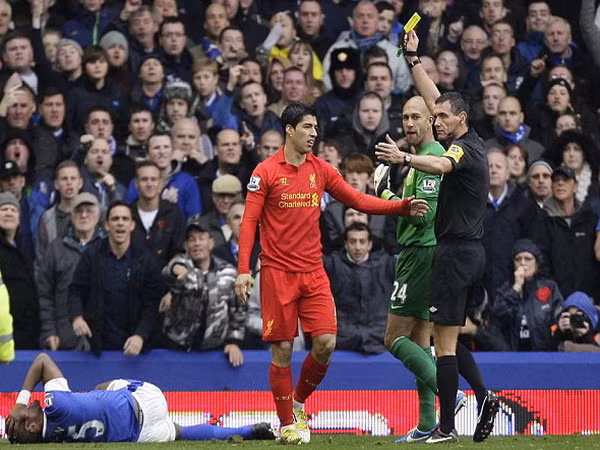 HLV Everton cho rằng Suarez đáng bị đuổi- Ảnh Getty