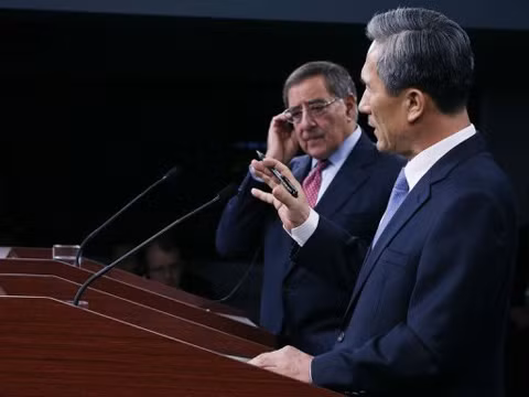 Bộ trưởng Quốc phòng Hàn Quốc Kim Kwan-jin (phải) và người đồng cấp của Mỹ Leon Panetta trong cuộc họp báo hôm qua. Ảnh: AFP
