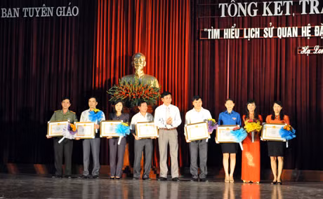 Đồng chí Vũ Ngọc Giao, Trưởng Ban Tuyên giáo tỉnh uỷ trao giấy khen cho các tập thể, tác giả và nhóm tác giả đoạt giải cuộc thi