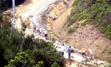Công nhân Công ty TNHH Duyên Hà kéo cột thi công đường điện tại xã Quảng Lâm (Đầm Hà) - một trong những công trình thuộc giai đoạn II của dự án. Ảnh: Hoàng Nga