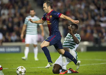 Iniesta gỡ lại một bàn cho Barcelona ở cuối hiệp 1