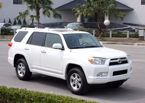 Toyota 4Runner với vóc dáng hầm hố hơn Prado.