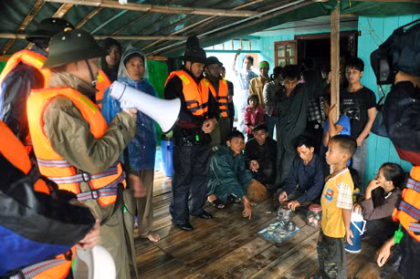 Nhiều năm trước, mỗi khi bão đến việc kêu gọi ngư dân sinh sống tại các làng chài vào bờ tránh trú gặp nhiều khó khăn, người dân không chịu lên vì cho rằng mọi tài sản đều ở trên bè nên phải ở lại trông coi. Khi người dân đã không tự giác, đồng chí Phó Chủ tịch UBND tỉnh đã trực tiếp xuống các nhà bè, vận động, kêu gọi người dân lên bờ“tính mạng là quan trọng nhất”.
