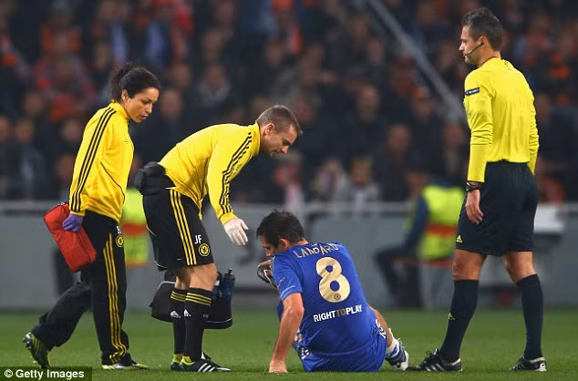 Lampard sớm phải rời sân vì chấn thương
