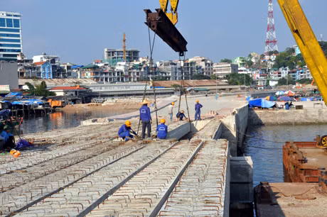 Đơn vị thi công đang hoàn tất công việc hợp long cầu Bài Thơ 1.