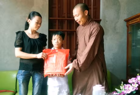 Đại đức Thích Thanh Lịch đến thăm, tặng quà cho gia đình chị Nguyễn Thị Ngà ở khu 3, phường Yên Giang (TX Quảng Yên).