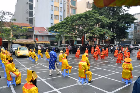 Trận thi đấu cờ người giữa đội TX Cẩm Phả và TP Hạ Long đã thu hút được sự cổ vũ đông đảo của người dân.
