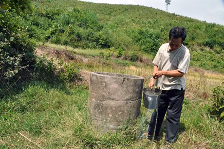 Mặc dù có giếng nhưng nước ở đây lại bị nhiễm mặn, không sử dụng cho sinh hoạt được.