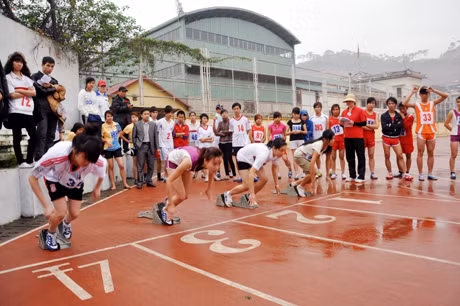 Thi chạy cự ly 1.500m nữ tại Hội khoẻ Phù Đổng tỉnh Quảng Ninh lần thứ 8.