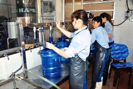 Đóng bình nước tinh khiết tại Công ty CP Xây dựng và Sản xuất Bia - Rượu - Nước giải khát Cẩm Phả.