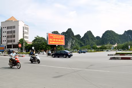 Tổ chức giao thông tại ngã 5, Kênh Liêm (TP Hạ Long) hiện còn nhiều bất cập, cần sớm được khắc phục.