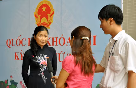 Đồng chí Đỗ Thị Hoàng, Phó Bí thư Thường trực Tỉnh uỷ, Trưởng Đoàn ĐBQH tỉnh phát biểu thảo luận ở tổ tại kỳ họp thứ tư, Quốc hội khoá XIII.