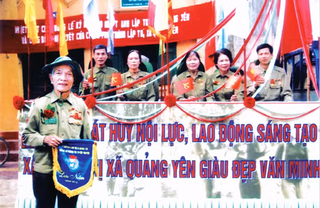 Các cựu TNXP Quảng Yên biểu dương lực lượng trong lễ mít tinh chào mừng ngày thành lập thị xã. Ảnh: Đinh Công Kẻ