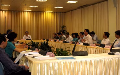 Các đại biểu Quốc hội thảo luận tại tổ sáng 24/10 - Ảnh: Từ Nguyên.
