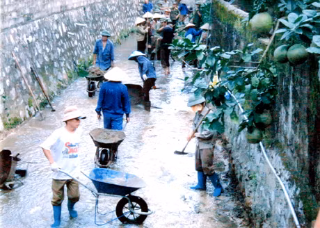 Cán bộ, nhân dân khu Long Thạch B tham gia lao động làm sạch môi trường ở suối thoát nước khu dân cư.