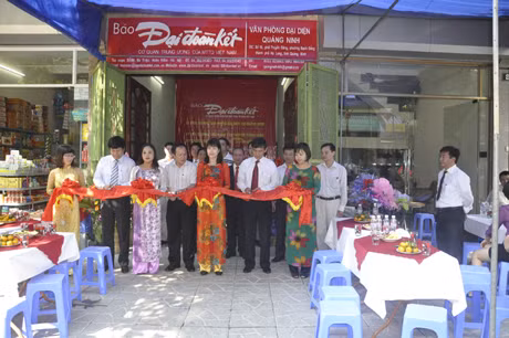 Các đại biểu cắt băng khai trương Văn phòng đại diện Báo Đại đoàn kết tại Quảng Ninh.