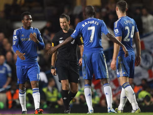 Những tiếng còi méo của Clattenburg khiến phía Chelsea nổi giận.