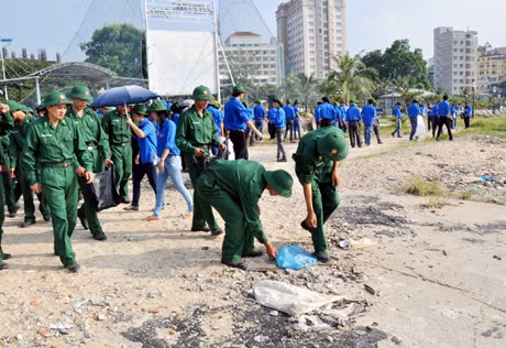 Các đoàn viên thanh niên và cán bộ chiến sĩ Bộ Chỉ huy Quân sự tỉnh thu gom rác thải trên bờ Vịnh Hạ Long.