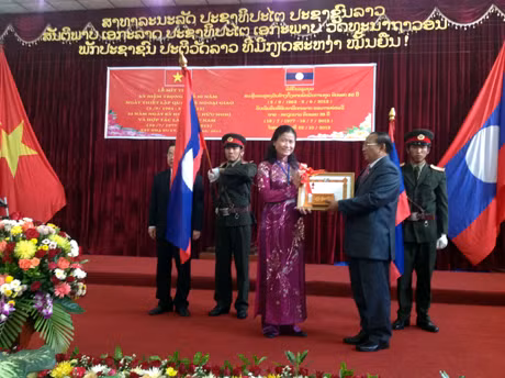 Đồng chí Đỗ Thị Hoàng đón nhận Huân chương phát triển hạng Ba của Chủ tịch nước CHDCND Lào.