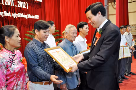 Đồng chí Nguyễn Đức Long, Phó Bí thư Tỉnh uỷ, Chủ tịch HĐND tỉnh trao bằng khen của UBND tỉnh cho người uy tín tiêu biểu trên địa bàn tỉnh năm 2012. Ảnh: NGUYỄN THANH TÙNG