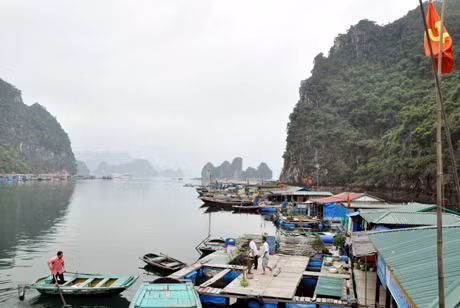 Một góc làng chài Cửa Vạn.