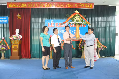 Lãnh đạo Sở Văn hóa, Thể thao và Du lịch tặng hoa chúc mừng cho BGH nhà trường