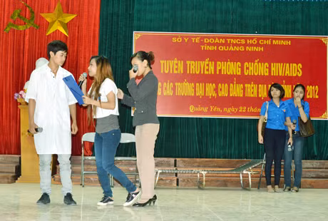 Tiểu phẩm tuyên truyền về phòng, chống lây nhiễm HIV/AIDS của sinh viên Trường CĐ Nông lâm Đông Bắc.