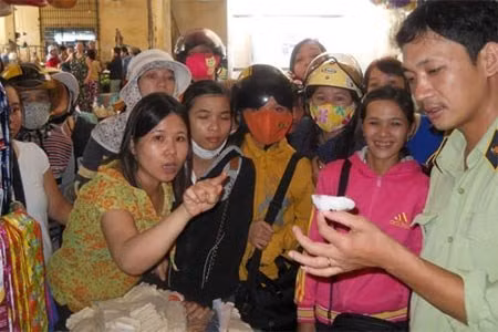  Cán bộ quản lý thị trường Quảng Nam kiểm tra vụ việc trước sự hoang mang của chị em tiểu thương. 