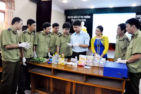 Giảng viên Viện kỹ thuật hóa sinh và tài liệu nghiệp vụ Bộ Công an Hướng dẫn kỹ năng Test nhanh VSATTP
