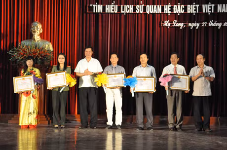 Đồng chí Nguyễn Đức Long, Phó Bí thư Tỉnh uỷ, Chủ tịch HĐND tỉnh trao giải cho các cá nhân.