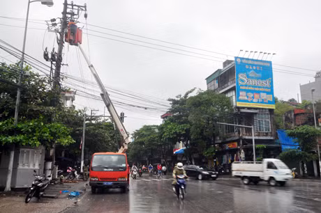 Ngành điện đang khẩn trương khắc phục sự cố để cấp điện trở lại.