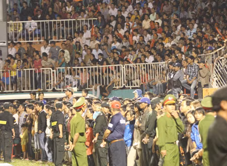 Sân Pleiku quá tải trong trận chung kết